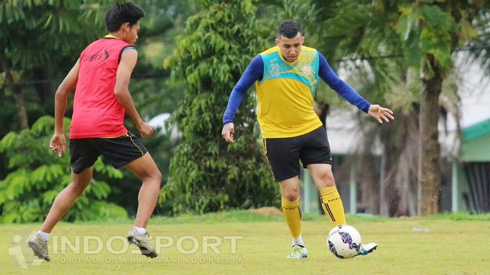 Latihan%20perdana%20Felipe%20Bertoldo%20%28kanan%29%20bersama%20Arema%20FC.